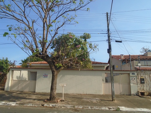 CASA A VENDA NO MELHOR LOCAL DE CALDAS NOVAS-JARDIM PARAIZO-PRÓXIMO AO CENTRO