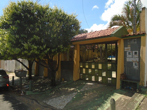 SOBRADO BAIRRO ESTÂNCIA DOS BURITIS-PRÓXIMO CENTRO-TRÊS RESIDENCIAS-R$500.000,00