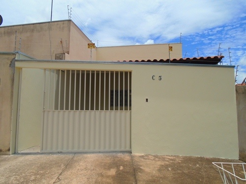 CASA DE UM QUARTO COM GARAGEM-CALDAS D'OESTE-R$730,00